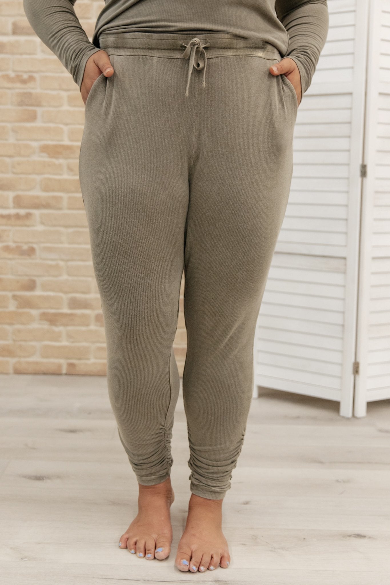 Essential Lounge Joggers in Mineral Wash Olive